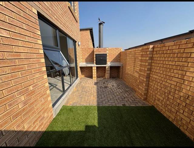 2 BEDROOM TOWNHOUSE FOR SALE IN GLEN MARAIS